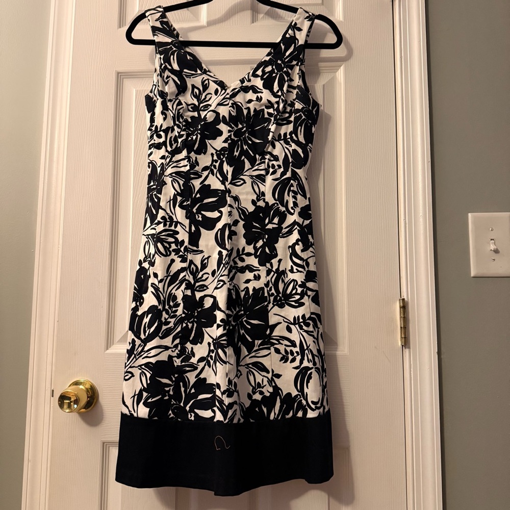 Chaps Black and White Sleeveless V-Neck Midi Dress